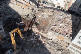 Güngören’de çöken 5 katlı binanın bitişiğindeki 2 bina tahliye edildi