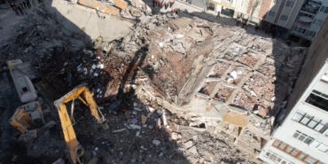 Güngören’de çöken 5 katlı binanın bitişiğindeki 2 bina tahliye edildi