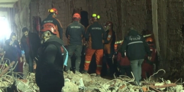 Güngören’de çöken binada enkaz altında kalan işçiye ulaşıldı