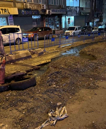 Güngören’de İSKİ’nin çalışması sırasında aynı yol ikinci kez çöktü