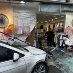 Güngören’de kontrolden çıkan otomobil mağazaya daldı