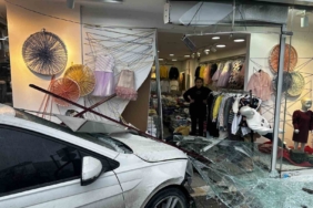 Güngören’de kontrolden çıkan otomobil mağazaya daldı