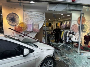 Güngören’de kontrolden çıkan otomobil mağazaya daldı