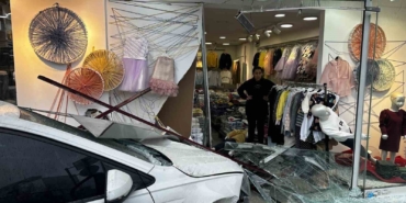 Güngören’de kontrolden çıkan otomobil mağazaya daldı