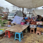 Güngören’deki semt pazarında devrilen ağaç ortalığı birbirine kattı