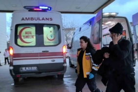 Hapşıran sürücü kontrolü kaybedince araç duvara çarptı: 2 yaralı