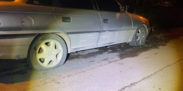 Hem park halindeki araçların lastiklerini hem de kendini kesti