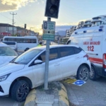 İki otomobil çarpıştı: 3 yaralı