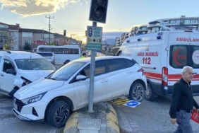 İki otomobil çarpıştı: 3 yaralı