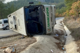 İlkokul öğrencilerini taşıyan midibüs devrildi: 7 öğrenci, 2 öğretmen ve şoför yaralandı