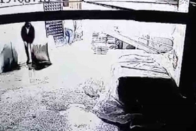 İnşaatçı gibi giyinip 500 Bin TL’lik kablo çaldılar, o anlar kamerada