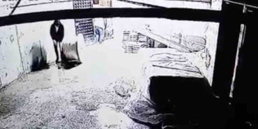 İnşaatçı gibi giyinip 500 Bin TL’lik kablo çaldılar, o anlar kamerada