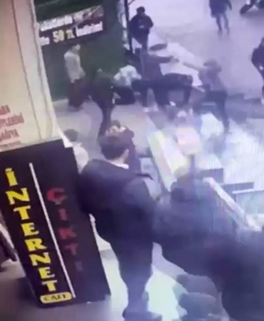 İnternet kafe çıkışı gençlerin tekmeli yumruklu kavgası kamerada