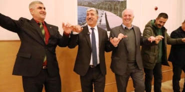 İşçiler, toplu iş sözleşmesini Belediye Başkanı ile halay çekerek kutladı