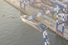 İstanbul Ambarlı Mardaş Limanı’nda su alan gemi yan yattı