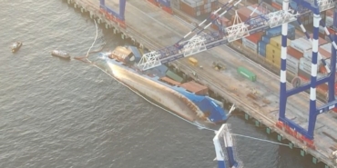 İstanbul Ambarlı Mardaş Limanı’nda su alan gemi yan yattı