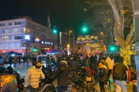 İstanbul Bağdat Caddesi’nde vatandaşlar 2025’e havai fişek gösterisiyle girdi