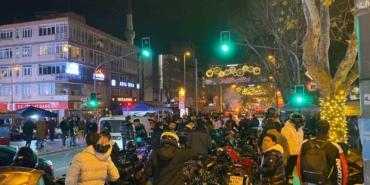 İstanbul Bağdat Caddesi’nde vatandaşlar 2025’e havai fişek gösterisiyle girdi