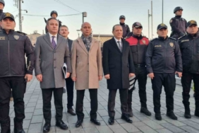 İstanbul İl Emniyet Müdürü Yıldız, Taksim Meydanı’nda görevli polis ekiplerini ziyaret etti