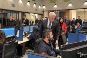 İstanbul Valisi Davut Gül, 112 Acil Çağrı Merkezi’nde çalışanların yeni yılını kutladı