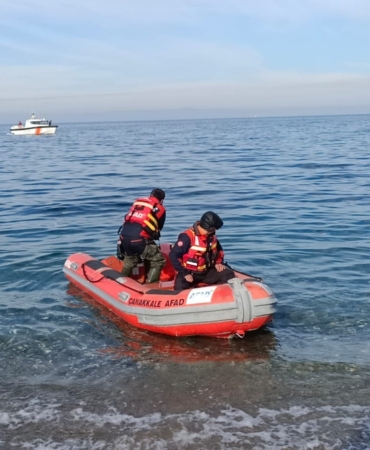 İstanbul’da denize düşen iki kardeş için Çanakkale Boğazı’nda arama çalışmaları sürüyor
