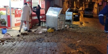 Kadıköy’de kanalizasyon borusu patladı, bir dükkan zarar gördü
