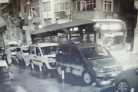 Kağıthane’de İETT otobüsü çöken yola düştü: O anlar kamerada