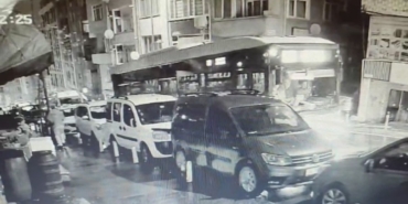 Kağıthane’de İETT otobüsü çöken yola düştü: O anlar kamerada