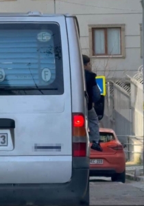 Kağıthane’de küçük çocuğun tehlikeli yolculuğu yürekleri ağızlara getirdi