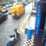 Kaldırımda geri manevra yapan ticari araç yayaya çarptı, o anlar kameraya yansıdı