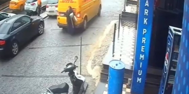 Kaldırımda geri manevra yapan ticari araç yayaya çarptı, o anlar kameraya yansıdı
