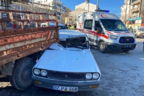 Kamyonete arkadan çarpan otomobilin sürücüsü yaralandı