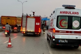 Kamyonetin kırmızı ışıkta bekleyen otomobile çarptı; 2 kişi yaralandı