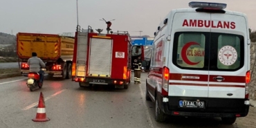 Kamyonetin kırmızı ışıkta bekleyen otomobile çarptı; 2 kişi yaralandı