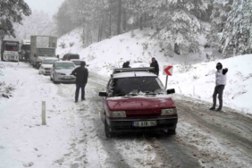 Kar yağışı nedeniyle Kazdağları’nda araç trafiği zaman zaman durma noktasına geliyor