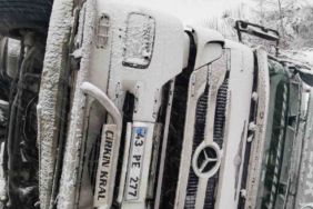 Kar yağışı sebebiyle yoldan çıkan tır devrildi: 2 yaralı