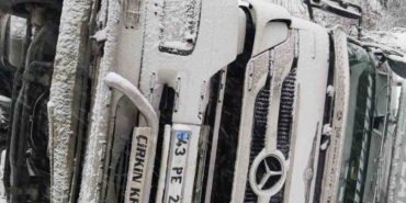 Kar yağışı sebebiyle yoldan çıkan tır devrildi: 2 yaralı