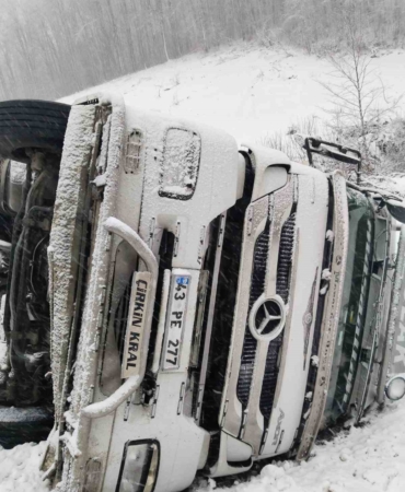 Kar yağışı sebebiyle yoldan çıkan tır devrildi: 2 yaralı