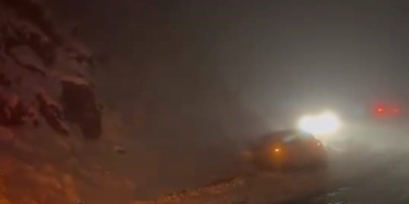 Karlı yolda sürücüler mahsur kaldı