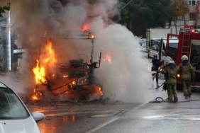 Kartal’da minibüs alev alev yandı, 20 yolcu tahliye edildi