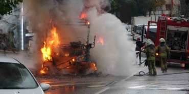 Kartal’da minibüs alev alev yandı, 20 yolcu tahliye edildi