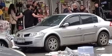 Kasiyerle tartıştı, bıçakla iş yerini basıp 2 kişiyi yaraladı