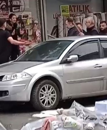 Kasiyerle tartıştı, bıçakla iş yerini basıp 2 kişiyi yaraladı