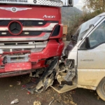 Kayan minibüs ile tır çarpıştı: 2 yaralı