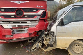 Kayan minibüs ile tır çarpıştı: 2 yaralı
