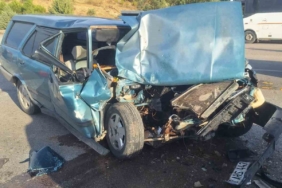 Kazada otomobil hurdaya döndü, çarptığı kamyonetin sadece tamponu yamuldu