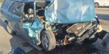 Kazada otomobil hurdaya döndü, çarptığı kamyonetin sadece tamponu yamuldu