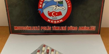 Keşan’da polisin durdurduğu şüphelinin üzerinde sentetik ecza ele geçirildi