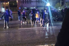 Kırmızı ışıkta geçen tır, üniversiteli iki kızı ağır yaraladı