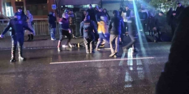 Kırmızı ışıkta geçen tır, üniversiteli iki kızı ağır yaraladı